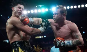 Canelo Alvarez bảo vệ 4 đai siêu trung thế giới